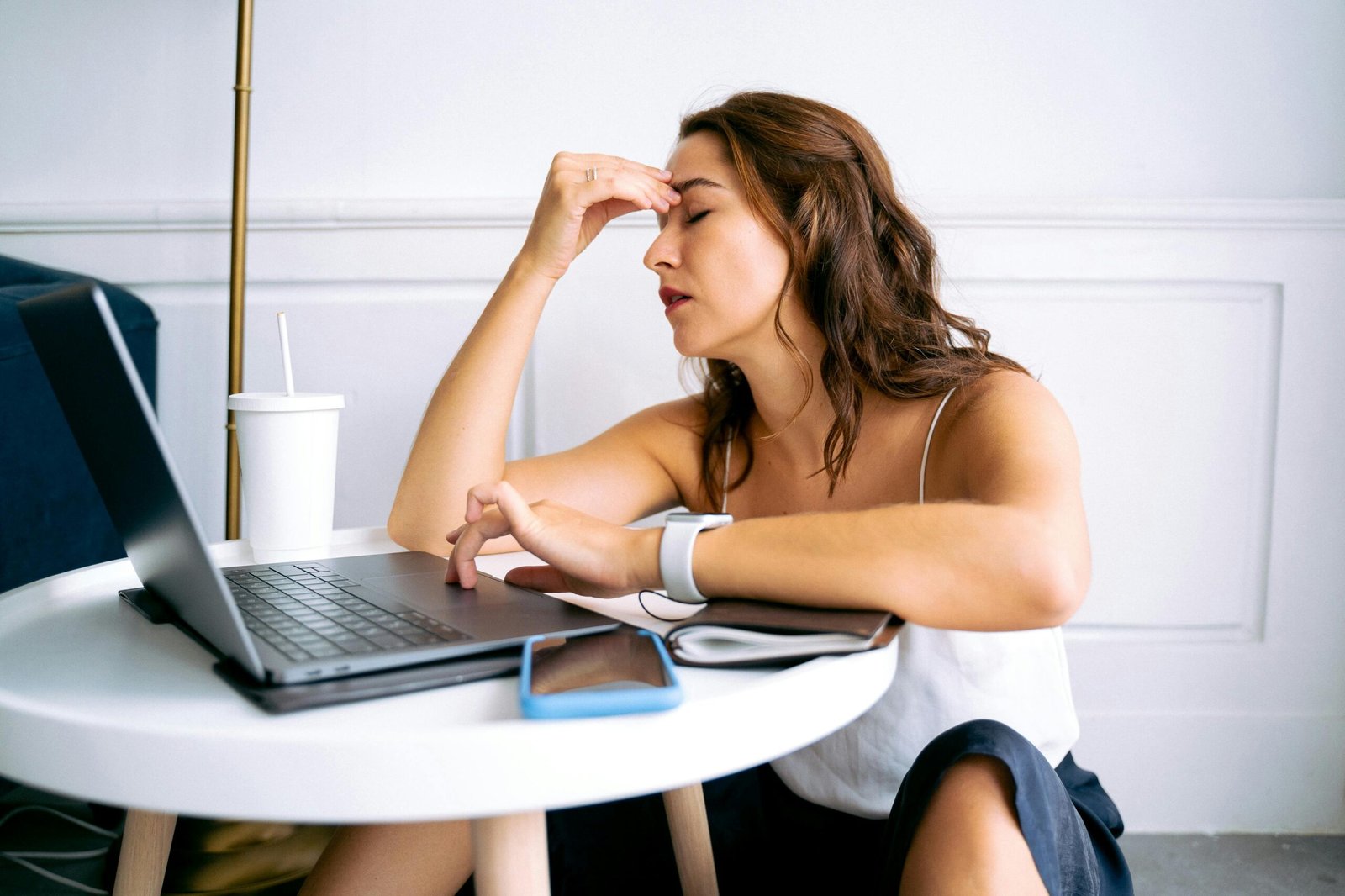 Femme fatiguée par les décisions couple TDAH et contrôle - Charge mentale