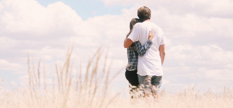 "Couple amoureux avançant ensemble - Conseils vie de couple TDAH"