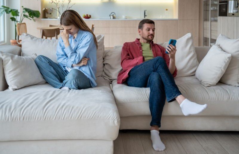 Femme seule pendant que partenaire TDAH utilise écran
