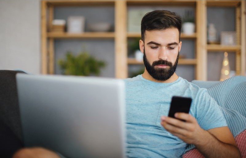 Homme TDAH sur écran le soir - Temps d'écran en couple
